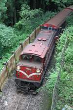 AFR DL43 (Nippon Sharyo, Baujahr 1982) am 05.Juni 2014 mit Zug 107 von der Sacred Tree Station kurz vor der Alishan Station.