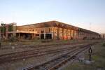 Friedlich wirkt die riesige Halle des Depot Hua Lamphong in den ersten Sonnenstrahlen des 07.Dezember 2025.