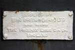 Herstellerschild des, im Vorgarten des, in der Zufahrtstrasse zur Chumphon Station gelegenen, Southern Region Permanent Way Maintenance Center aufgestellten fahrbare  Bitumenkessel. - Bild vom 17.April 2026.