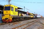 SRT รบน.037, ein Oberbauwagen der Type DHW-400 am 30.März 2023 mit einem Bauzug in der Nakhon Sawan Station.