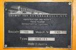 Fabriksschild der SRT อน.12 (อน.=TM./Tamping Machine) eine Gleisstopfmaschine (Hersteller: Plasser & Theurer, Type 08-16 3S, Baujahr: 1999, Fab.Nr.: 2.905) aufgenommen am