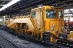 SRT อน.12 (อน.=TM./Tamping Machine) eine Gleisstopfmaschine (Hersteller: Plasser & Theurer, Type 08-16 3S, Baujahr: 1999, Fab.Nr.: 2.905) am 15.Mai 2018 in Hua Lamphong.