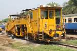 SRT อน.15 (อน.=TM./Tamping Machine) eine Gleisstopfmaschine der Type 08-16 3S am 13.März 2011 im Bf. Nong Pladuk Junction.