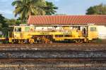 SRT อน.11 (อน.=TM./Tamping Machine) eine Gleisstopfmaschine der Type 09-16.CAT am 13.Juni 2011 in der Pak Chong Station.