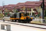 SRT รบน.026, ein meterspuriger Oberbauwagen der deutschen Type Klv51, mit einem nummernlosen Kleinwagen-Anh�nger am 17.April 2026 in der Prachuap Khiri Khan Station.
