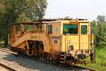 SRT อน.16 (อน.=TM./Tamping Machine) eine Gleisstopfmaschine (Hersteller: Plasser & Theurer, Type 08-16 3S, Baujahr: 2002, Fab.Nr.: 2.986) am 26.März 2023 in der Ban Dan Station.