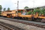 SRT อน.28 (อน.=TM./Tamping Machine) eine Gleisstopfmaschine (Hersteller: Plasser & Theurer, Type Duomatic 09-32 CSM, Baujahr: 2017, Fab.Nr.: 6612) am 29.Mai 2025 in der Nong