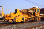 SRT กน.18 (กน.=BR./Ballast Regulator) eine Schotterkehr- und Planiermaschine (Hersteller: Plasser & Theurer, Type PBR-400R, Baujahr: 2017, Fab.Nr.: 6614) am 30.März 2023 in der Nakhon Sawan Station.