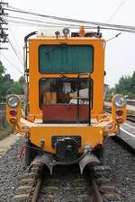 SRT กน.18 (กน.=BR./Ballast Regulator) eine Schotterkehr- und Planiermaschine (Hersteller: Plasser & Theurer, Type PBR-400R, Baujahr: 2017, Fab.Nr.: 6614) am 26.März 2025 in der Ayutthaya Station.