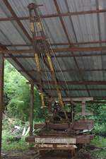 Für Instandsetzungsarbeiten an der gleichnamigen Brücke hat man in der Tham Krasae Station diesen Handkran stationiert. - Bild vom 30.November 2025.