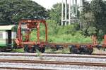 Zum Schwellenwagen umgebauter บ.ท.ค.429020 (บ.ท.ค. =B.O.T./Bogie Oil Tank Wagon) am 24.Oktober 2016 im Bf. Ban Phachi.