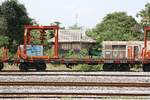 Zum Schwellenwagen umgebauter บ.ท.ค.523009 (บ.ท.ค. =B.O.T./Bogie Oil Tank Wagon) am 24.Oktober 2016 im Bf. Ban Phachi.