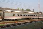 บนท.ป. 1323 (บนท.ป.=ANS./Air-conditioned Second Class Day & Night Coach, Hersteller: CRRC Changchun, Bauj. 2016) am 22.März 2023 in der Chiang Mai Station.