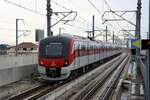 SRTET 1116 (Hitachi, Type AT100, Baujahr 2020) als Zug 1030 nach Bang Sue Grand Station (RN01) hat soeben die SRTET Rangsit Station (RN10) verlassen.