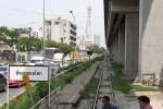 Bahnsteig der Hst. Asok fr die Zge in Richtung Hua Lamphong, Blickrichtung Hua Lamphong, am 30.Mai 2013. 

