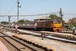 ADD 4415 (Co'Co', de, Alsthom, Bj.1985) fährt am 02.Dezember 2025 mit dem ORD 234 (Surin - Hua Lamphong) in die Ayutthaya Station ein.