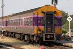 บนท.ป. 1048 (บนท.ป.=ANS./Air-conditioned Second Class Day & Night Coach; Daewoo - Südkorea, Baujahr 1989) als letztes Fahrzeug des RAP 109 (Krung Thep Aphiwat - Chiang Mai) am 22.Februar 2026 in der Ayutthaya Station.