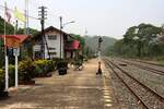 Bahnsteig mit dem Bahnhofsgebäude der Bak Pan Station am 22.März 2025.