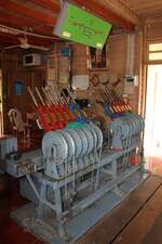 Blick vom Bahnsteig in das, im Bahnhofsgebäude integrierte Stellwerk der Bak Pan Station am 22.März 2025.