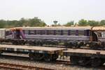 Nach einem außergewöhnlichem Ereignis steht der บชท.ป. 208 (บชท.ป. =ASC./Air-Conditioned Second Class Carriage) mit anderen Unfallfahrzeugen abgestellt in der Ban Phachi Station. Bild vom 30.März 2023.
