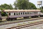 Nach einem außergewöhnlichem Ereignis steht der บชส. 447 (บชส. =BTC./Bogie Third Class Carriage) mit anderen Unfallfahrzeugen abgestellt in der Ban Phachi Station. Bild vom 26.März 2024.