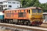 AHK 4224 (Co'Co', de, Krupp, Bj.1980, Fab.Nr. K-5486) am 24.März 2024 vor dem ORD 201 (Hua Lamphong - Phitsanulok) bei der Einfahrt in die Bang Sue Junction.