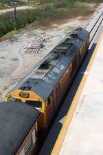 GEA 4546 (Co'Co', de, General Electric, Bj.1995) 09.Dezember 2023 vor dem ORD 254 (Lang Suan - Thon Buri) in der, wegen des 2 gleisigen Ausbau der Southern Line neu errichteten Cha Am Station.