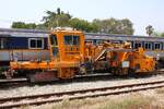 SRT กน.16 (กน.=BR./Ballast Regulator) eine Schotterkehr- und Planiermaschine (Hersteller: Plasser & Theurer, Type PBR-400R, Baujahr: ????, Fab.Nr.: ????) am 19.April 2026 in der Chachoengsao Junction.