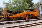 SRT อน.12 (อน.=TM./Tamping Machine) eine Gleisstopfmaschine (Hersteller: Plasser & Theurer, Type 08-16 3S, Baujahr: 1999, Fab.Nr.: 2.905) am 19.April 2026 in der Chachoengsao Junction.