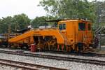 SRT อน.12 (อน.=TM./Tamping Machine) eine Gleisstopfmaschine (Hersteller: Plasser & Theurer, Type 08-16 3S, Baujahr: 1999, Fab.Nr.: 2.905) am 19.April 2026 in der Chachoengsao Junction.