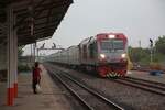 Im ersten Tageslicht des 20.April 2026 f�hrt die QSY 5225 (Co'Co', de, CRRC Qishuyan, Bj.2022) mit dem Sp.Exp. 10  Uttrawithi  (Chiang Mai - Krung Thep Aphiwat) durch die Chiang Rak Station.