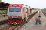 QSY 5213 (Co'Co', de, CRRC Qishuyan, Bj.2021) f�hrt am Morgen des 20.April 2026 mit dem RAP 134 (Vientiane-Khamsavath / Laos - Krung Thep Aphiwat) durch die Chiang Rak Station.