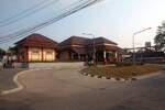 Im Rahmen des 2 gleisigen Ausbau der Southern Line wurde auch die Chumphon Station komplett neu gestaltet. - Im Bild vom Morgen des 17.April 2026 die Vorplatzansicht des neu errichteten Aufnahmsgeb�ude.
