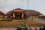 Im Rahmen des 2 gleisigen Ausbau der Southern Line wurde auch die Chumphon Station komplett neu gestaltet. - Im Bild vom Morgen des 17.April 2026 die Vorplatzansicht des neu errichteten Aufnahmsgeb�ude.