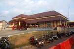 Im Rahmen des 2 gleisigen Ausbau der Southern Line wurde auch die Chumphon Station komplett neu gestaltet. - Im Bild vom Morgen des 17.April 2026 die Vorplatzansicht des neu errichteten Aufnahmsgeb�ude.