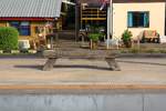 Das man bei kompletten Neubauten auch altbrauchbare Teile weiter verwenden kann zeigen die, aus Altschwellen hergestellten Sitzb�nke auf den Bahnsteigen der neuen Chumphon Station. - Bild vom 17.April 2026.