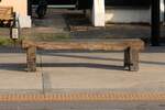 Das man bei kompletten Neubauten auch altbrauchbare Teile weiter verwenden kann zeigen die, aus Altschwellen hergestellten Sitzb�nke auf den Bahnsteigen der neuen Chumphon Station. - Bild vom 17.April 2026.