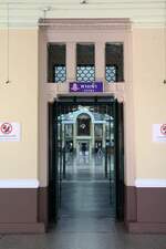 Eingang zur Schalterhalle der Hua Lamphong Station am 25.November 2025.