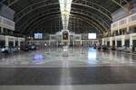 Schalterhalle der Hua Lamphong Station am 25.November 2025.