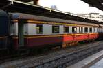 บชส. 505 (บชส. =BTC./Bogie Third Class Carriage, 2010 umgebaut aus BNS. 17-25, Baume et Marpent - Belgien, Baujahr 1954) am 21.Februar 2026 in der Hua Lamphong Station.