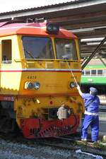 Vor der Abfahrt mit dem ORD 201 nach Phitsanulok bekommt die ADD 4410 (Co'Co', de, Alsthom, Bj.1985) am 01.März 2026 in der Hua Lamphomg Station noch schnell eine face cosmetic.
