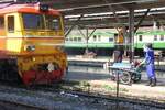 Vor der Abfahrt mit dem ORD 201 nach Phitsanulok bekommt die ADD 4410 (Co'Co', de, Alsthom, Bj.1985) am 01.März 2026 in der Hua Lamphomg Station noch schnell eine face cosmetic.