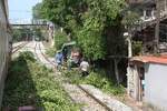 Während bei uns für solche Arbeiten die Strecke gesperrt werden würde geht anderswo der Betrieb normal weiter. - Vegetationsschnitt im Einfahrbereich der Hua Lamphong Station am 01.März 2026.