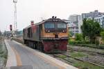 GEA 4530 (Co'Co', de, General Electric, Bj.1995) f�hrt am Morgen des 19.April 2026 in der Hua Lamphong Station auf Gleis 8 um den ORD 283 nach Chuck Samet zu bespannen.