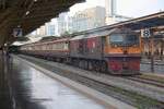 GEA 4530 (Co'Co', de, General Electric, Bj.1995) am Morgen des 19.April 2026 mit dem ORD 283 nach Chuck Samet in der Hua Lamphong Station.
