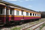บชส. 505 (บชส. =BTC./Bogie Third Class Carriage, 2010 umgebaut aus BNS. 17-25, Baume et Marpent - Belgien, Baujahr 1954) am 30.Mai 2026 in der Hua Lamphong Station.