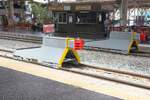 In der Hua Lamphong Station wurden die alten, oft nur aus 2 Hemmschuhen bestehenden Gleisabschl�sse durch neue Prellb�cke ersetzt. - Da die Prellb�cke (Type 10 ZEB/2, Hersteller: A.Rawie GmbH. / Osnabr�ck) feuerverzinkt geliefert werden wurden diese optisch versch�nert. - Bild vom 30.Mai 2026.