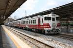 Mit 3 Zugspaaren zwischen Don Muang und Ayutthaya nahmen die SRT am 20.April 2026 den planm��igen Betrieb mit den ex JR East KIHA 40/48 auf. - F�r die Wendepause f�hrt die Garnitur dann leer von Don Muang zur Hua Lamphong Station. - Warum man diese Fahrten den Reisenden nicht zumutet ist eines der vielen Geheimnisse Thailands. - Im Bild vom 03.Juni 2026 die SRT APD. 802 (ex JR East KIHA 48-516), APD. 808 (ex JR East KIHA 48-1507) und APD. 701 (ex JR East KIHA 40-521) w�hrend der Wendepause vom Sp.COM 1194 auf den Sp.COM 1195 in der Hua Lamphong Station.