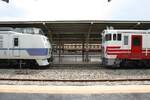 Treffen sich 2 Japaner in Bangkok... - KIHA 183-211 Kopf an Kopf mit dem APD. 701 (ex JR East KIHA 40-521) am 03.Juni 2026 in der Hua Lamphong Station.