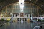 Bf. Hua Lamphong, der Hauptbahnhof von Bangkok am 22.Mai 2007. Blick in Richtung Schalterhalle. Das Hauptgebude wurde nach sechsjhriger Bauttigkeit am 16. August 1916 erffnet. Vorher befand sich hier die zentrale Ausbesserungshalle der thailndischen Eisenbahnen, die 1910 nach Makkasan umziehen musste. An dem Ort, wo der frhere kleinere Bahnhof lag.